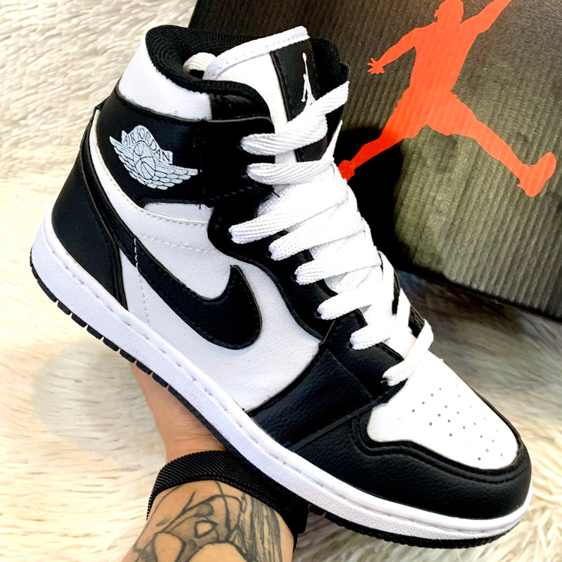 Nike Air Jordan 1 - Branco c/ Preto