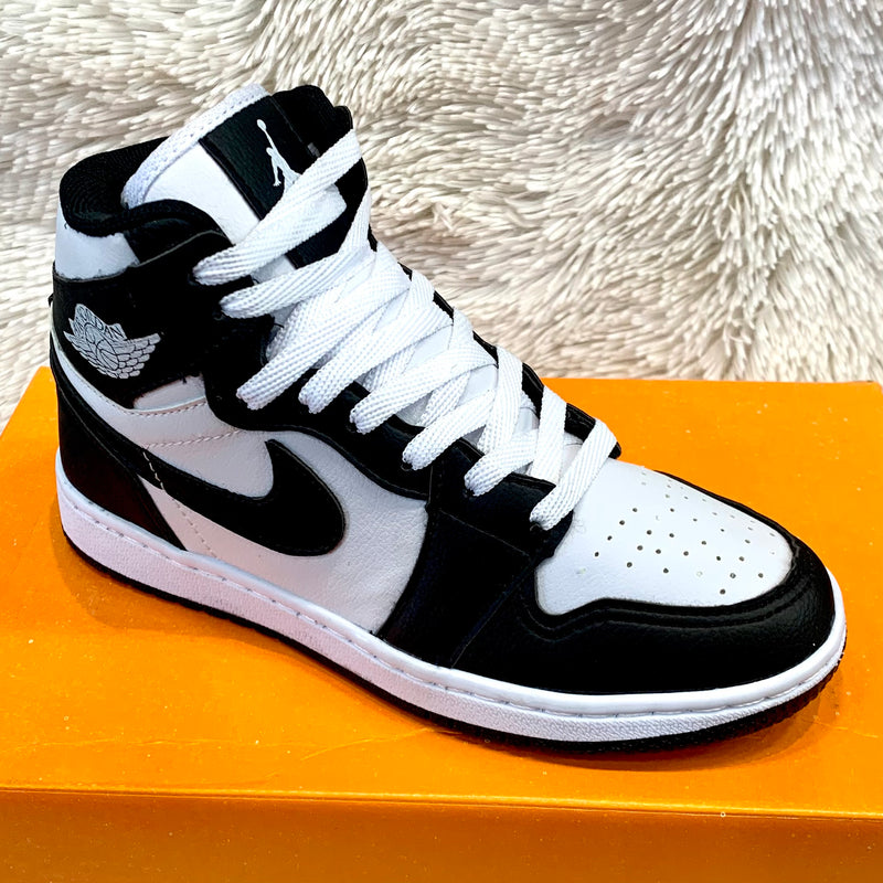 Nike Air Jordan 1 - Branco c/ Preto